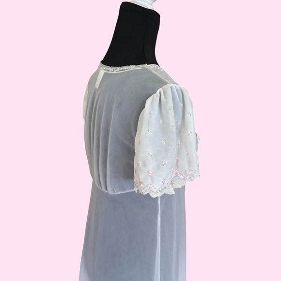 Vintage Lenora White Peignoir Embroidered Rose Size Small - Picture 12 of 14